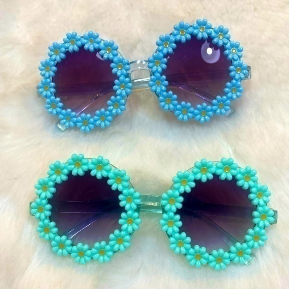 Little girls sunflower sunglasses